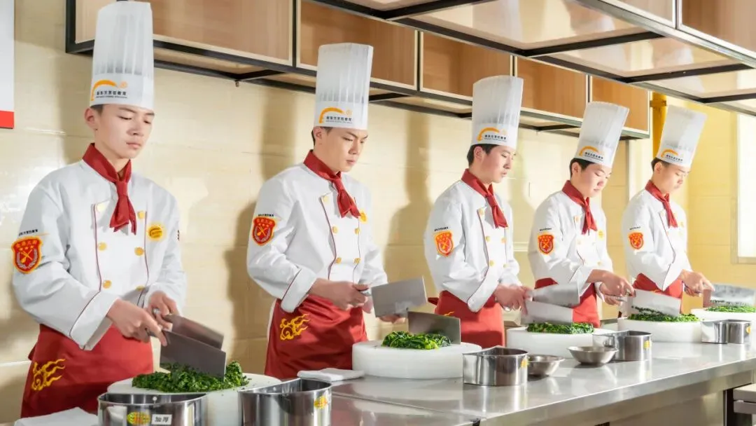 中考倒计时!成绩350分以下怎么选?徐州新东方烹饪学校为你上个“双保险”,升学就业两不误-第2张图片-四季读书网 中考倒计时!成绩350分以下怎么选?徐州新东方烹饪学校为你上个“双保险”,升学就业两不误-第2张图片-四季读书网