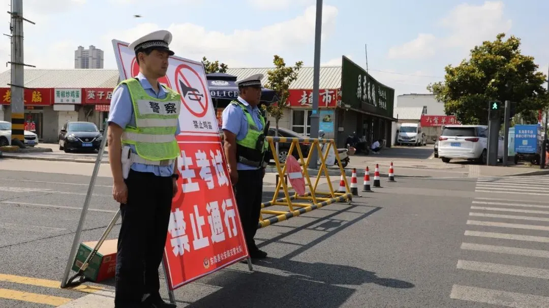 中考首日,东海交警为考生保驾护航-第4张图片-四季读书网