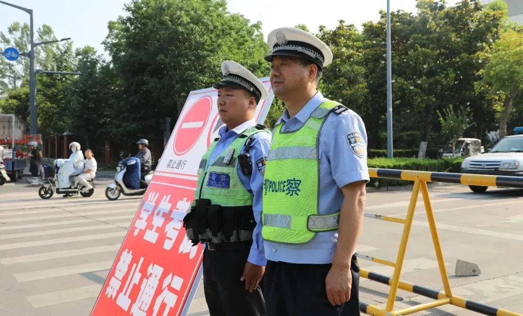 中考首日,东海交警为考生保驾护航-第5张图片-四季读书网