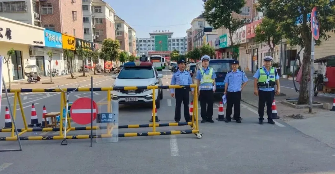 中考首日,东海交警为考生保驾护航-第10张图片-四季读书网