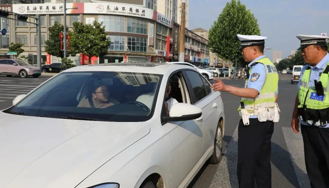 中考首日,东海交警为考生保驾护航-第11张图片-四季读书网