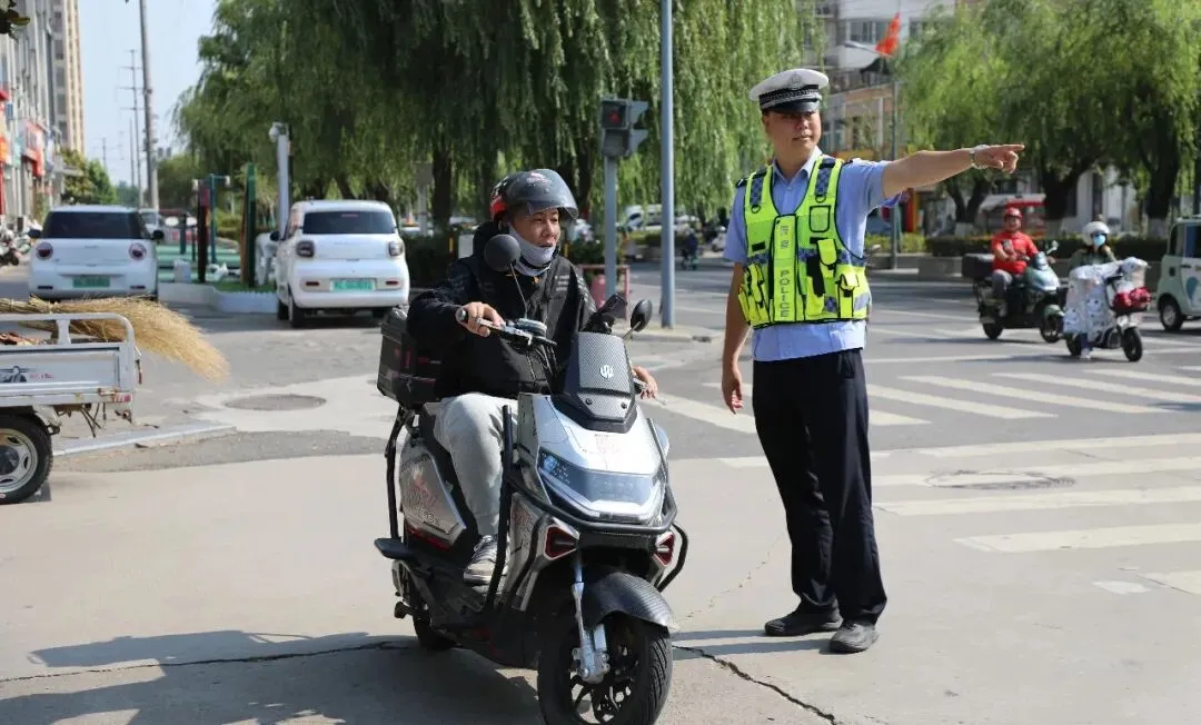 中考首日,东海交警为考生保驾护航-第12张图片-四季读书网