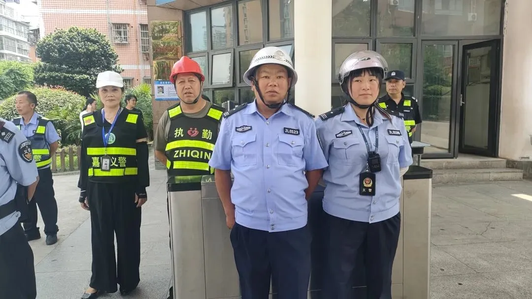 中考护航圆满收官 | 嘉陵义警协会、爱心应急救援协会全力守护逐梦之路-第4张图片-四季读书网 中考护航圆满收官 | 嘉陵义警协会、爱心应急救援协会全力守护逐梦之路-第4张图片-四季读书网