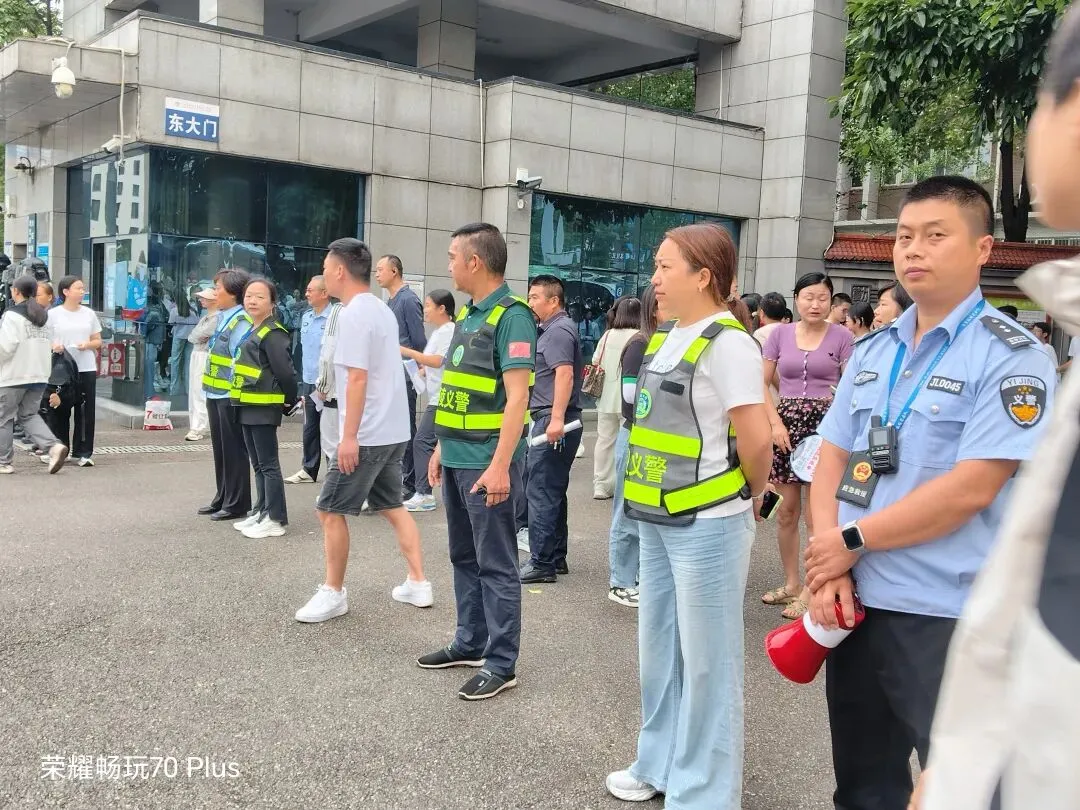 中考护航圆满收官 | 嘉陵义警协会、爱心应急救援协会全力守护逐梦之路-第19张图片-四季读书网 中考护航圆满收官 | 嘉陵义警协会、爱心应急救援协会全力守护逐梦之路-第19张图片-四季读书网