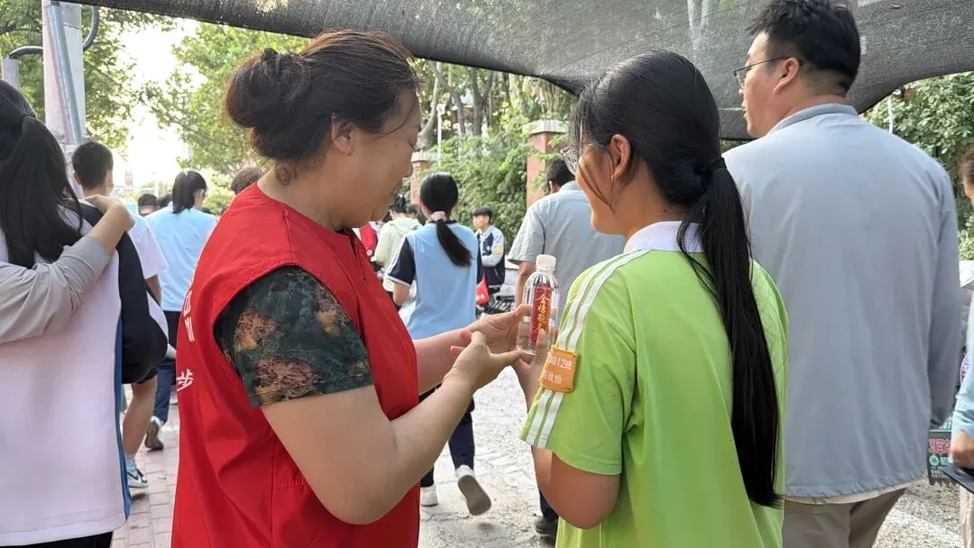 凝心聚力助中考,志愿温情暖考场——记二中助考点-第4张图片-四季读书网