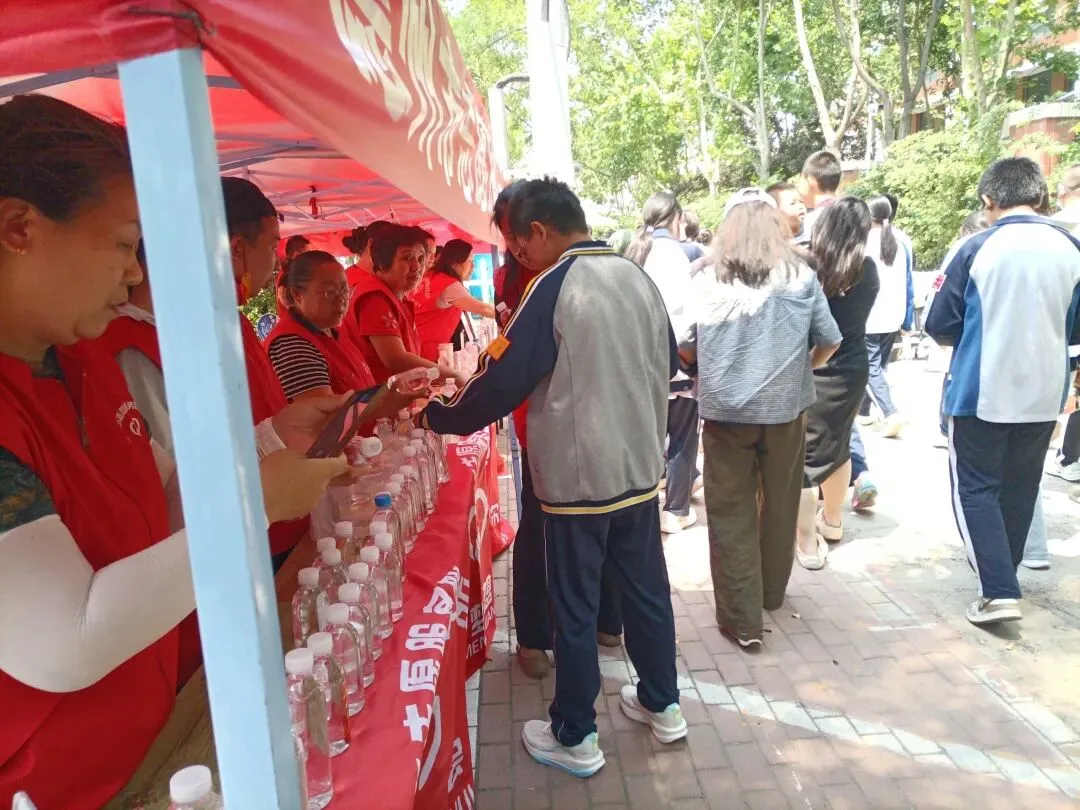凝心聚力助中考,志愿温情暖考场——记二中助考点-第7张图片-四季读书网