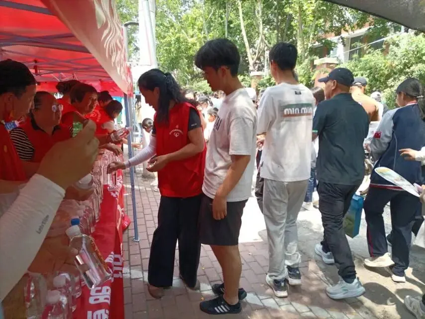 凝心聚力助中考,志愿温情暖考场——记二中助考点-第9张图片-四季读书网