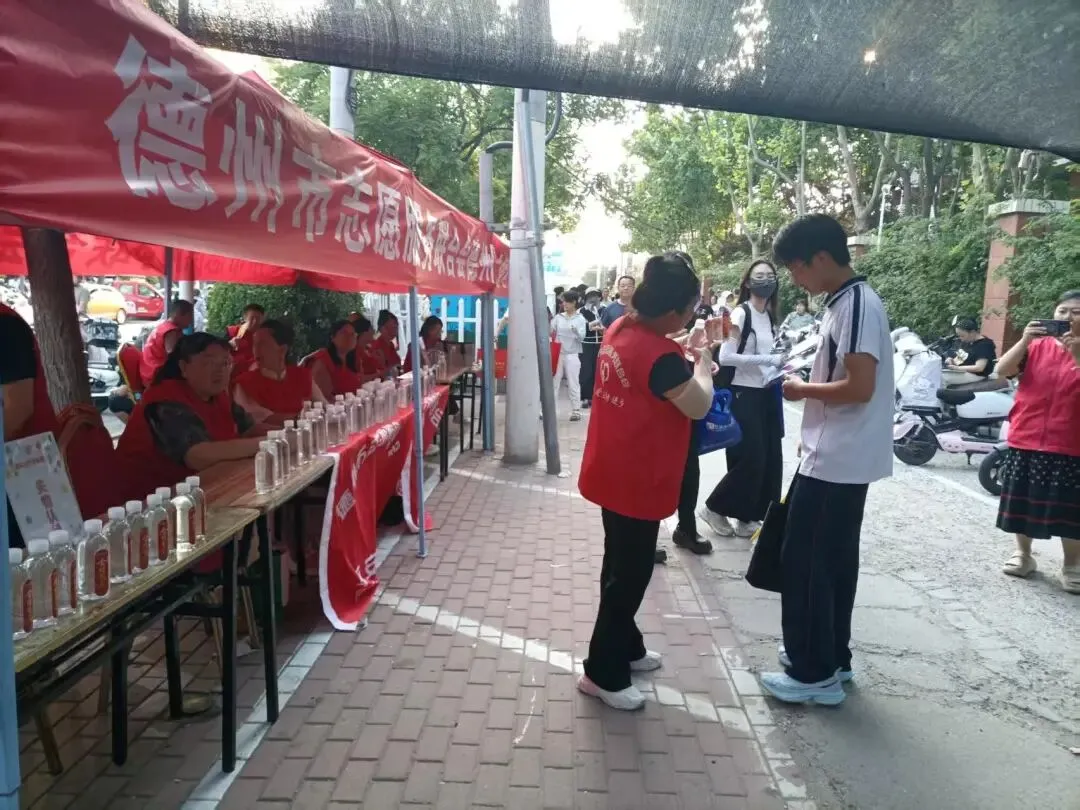 凝心聚力助中考,志愿温情暖考场——记二中助考点-第12张图片-四季读书网