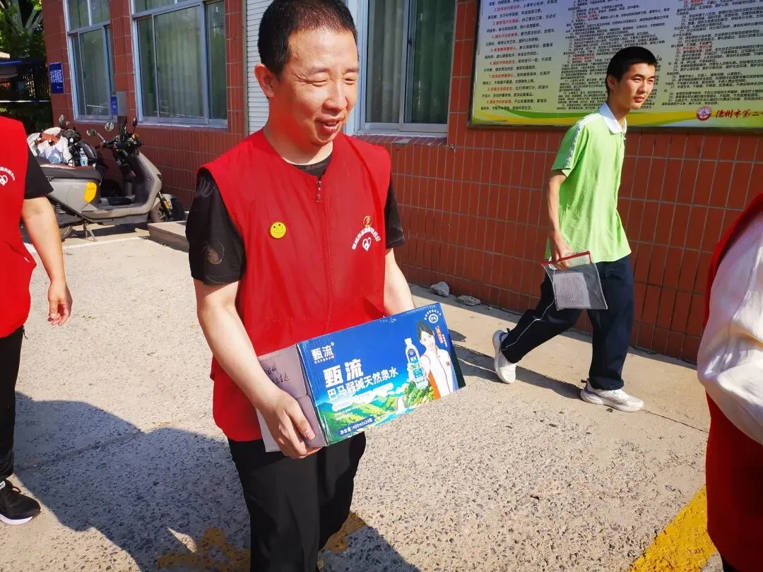 凝心聚力助中考,志愿温情暖考场——记二中助考点-第15张图片-四季读书网