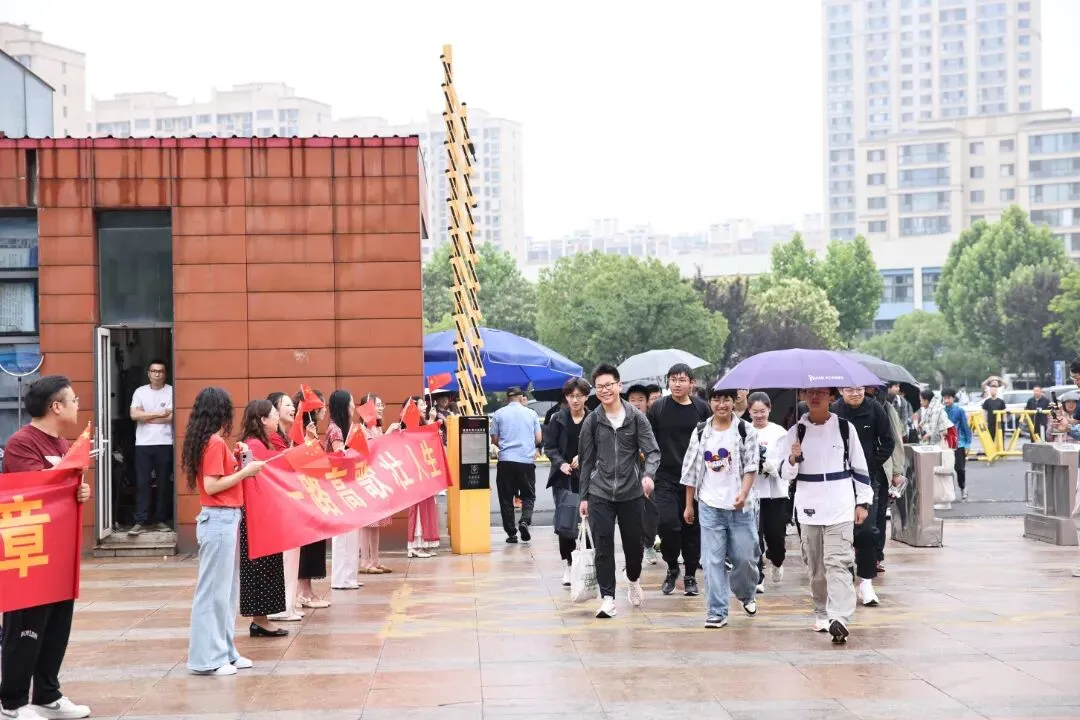 刚刚,靖江中考考场外......-第4张图片-四季读书网