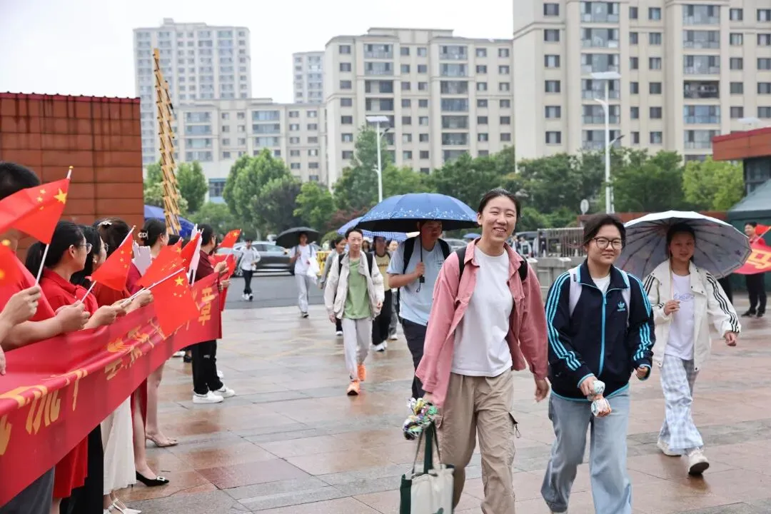 刚刚,靖江中考考场外......-第5张图片-四季读书网