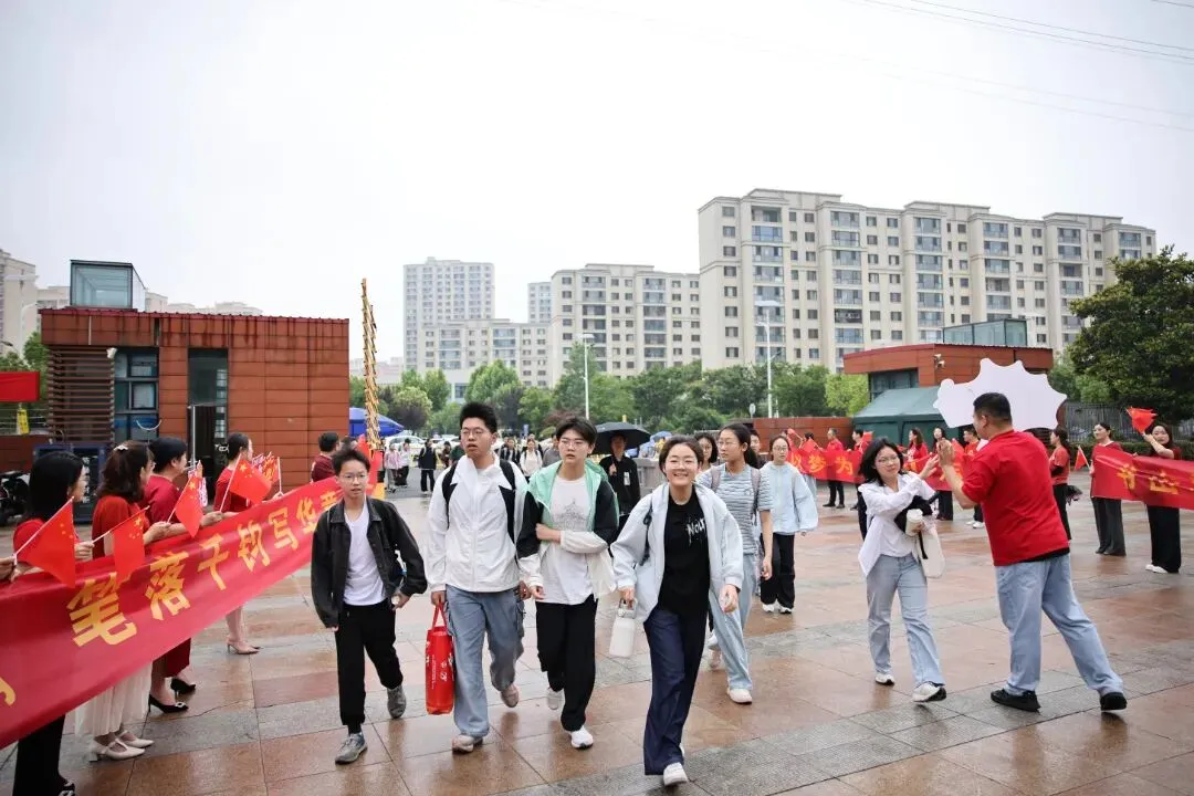 刚刚,靖江中考考场外......-第6张图片-四季读书网