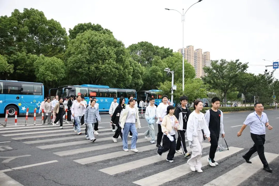 刚刚,靖江中考考场外......-第7张图片-四季读书网