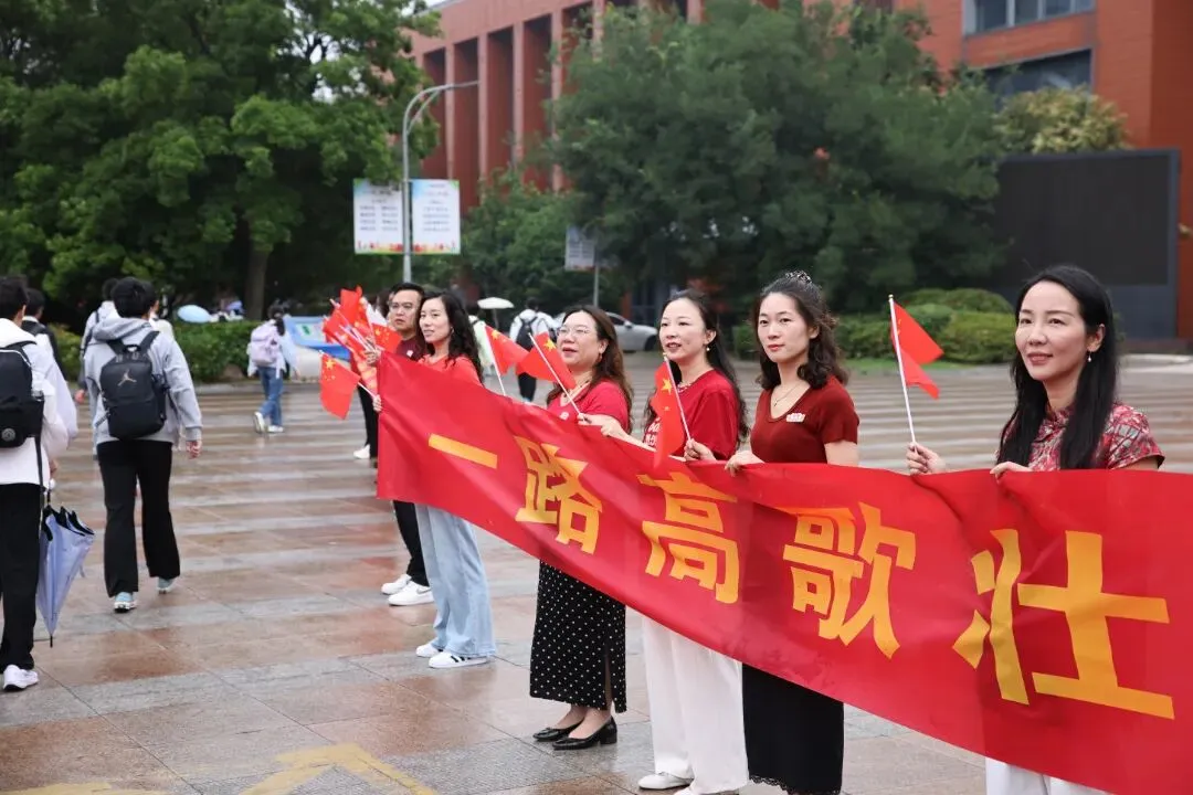 刚刚,靖江中考考场外......-第11张图片-四季读书网