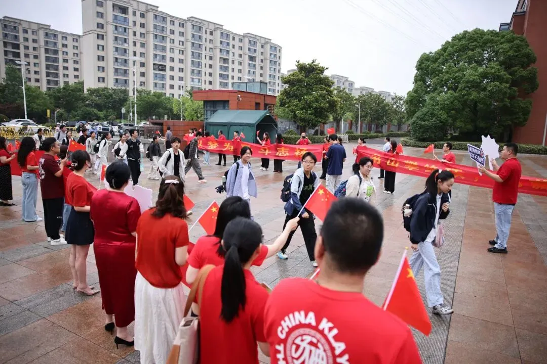 刚刚,靖江中考考场外......-第12张图片-四季读书网