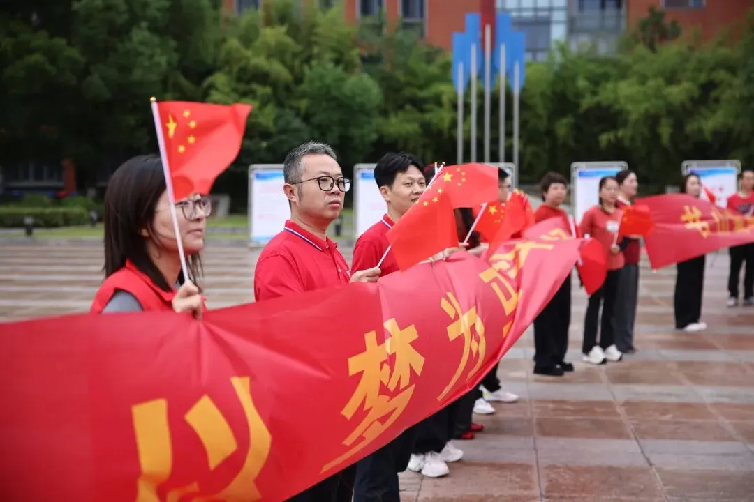 刚刚,靖江中考考场外......-第14张图片-四季读书网