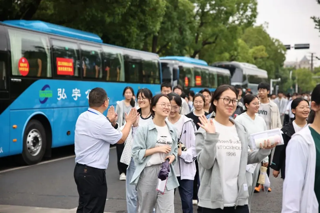 刚刚,靖江中考考场外......-第15张图片-四季读书网