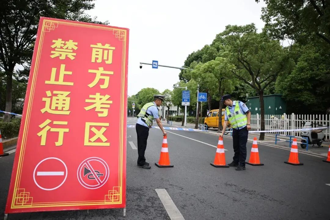 刚刚,靖江中考考场外......-第18张图片-四季读书网