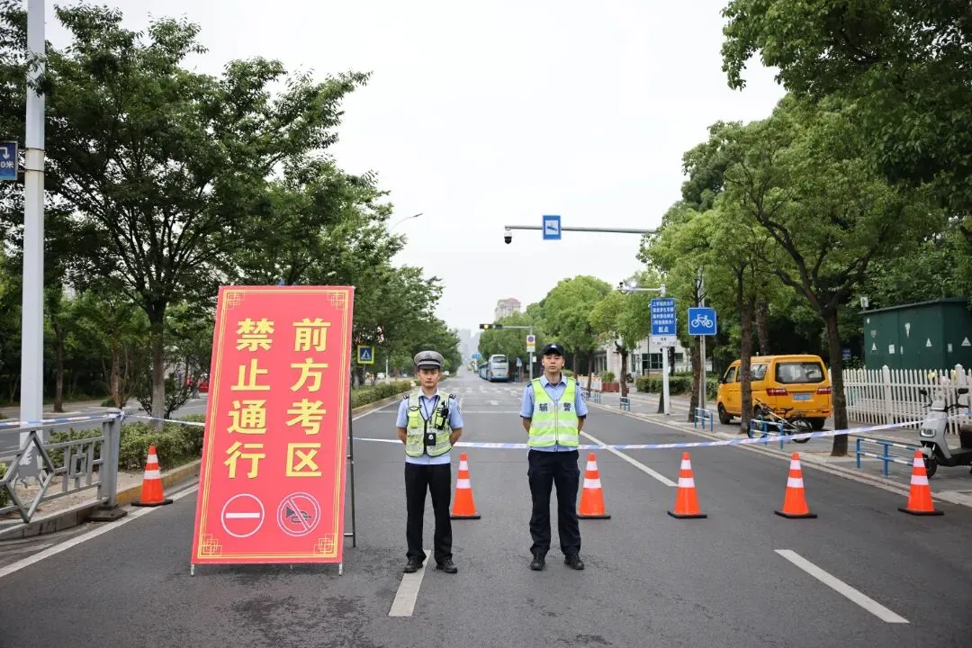 刚刚,靖江中考考场外......-第19张图片-四季读书网