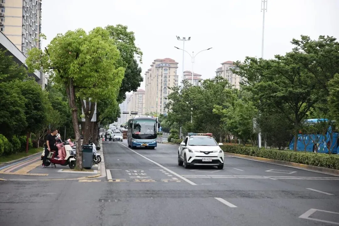 刚刚,靖江中考考场外......-第21张图片-四季读书网