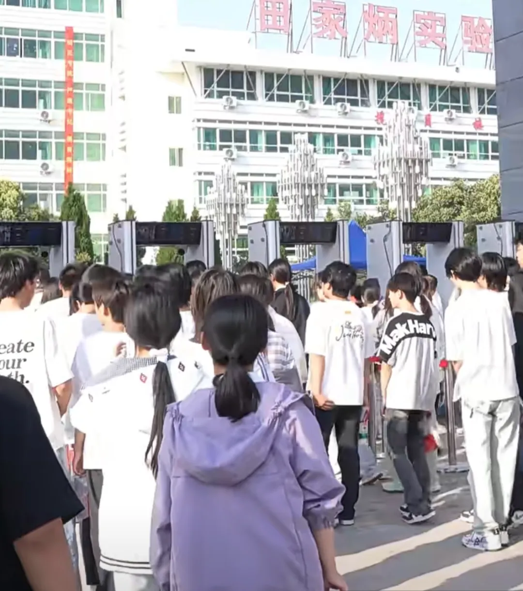 直击!中考首日现场 ~ | 安徽中考作文题出炉-第7张图片-四季读书网 直击!中考首日现场 ~ | 安徽中考作文题出炉-第7张图片-四季读书网