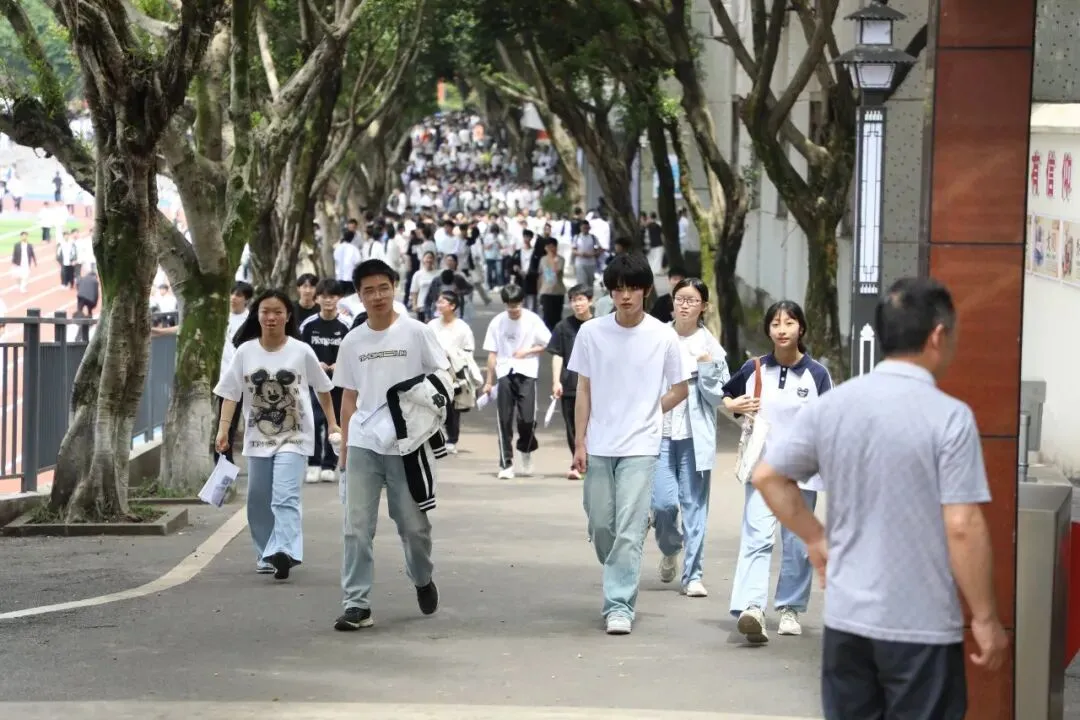笔落卷合 梦启新程!2026邻水中考圆满落幕-第4张图片-四季读书网
