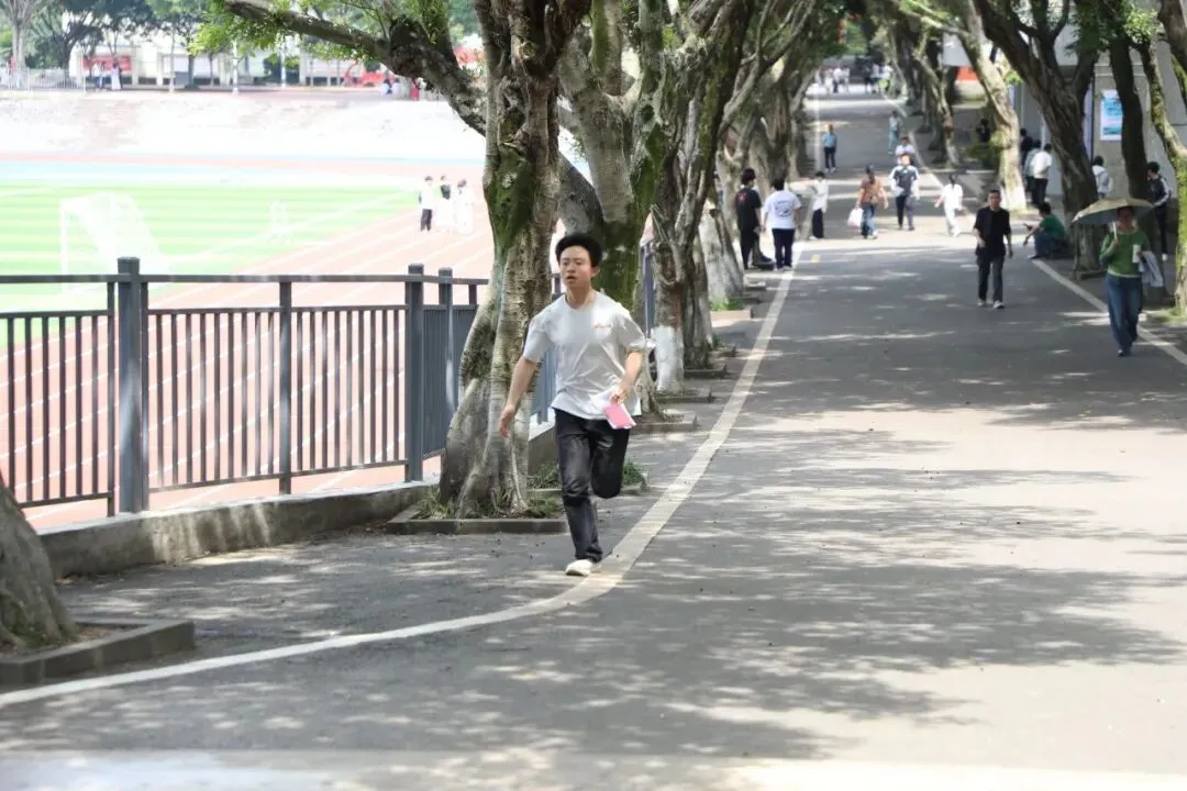 笔落卷合 梦启新程!2026邻水中考圆满落幕-第8张图片-四季读书网
