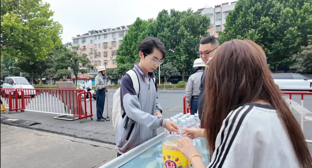 姜堰中考首日!少年,加油!-第10张图片-四季读书网 姜堰中考首日!少年,加油!-第10张图片-四季读书网