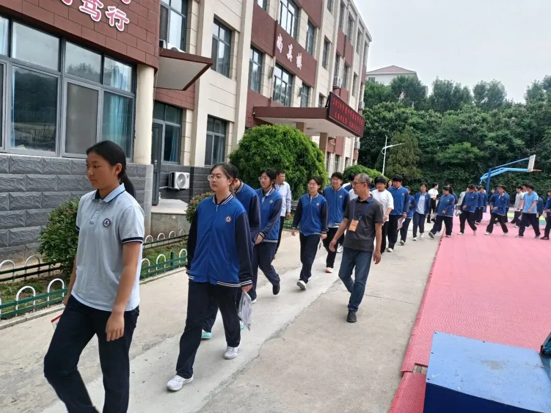 【全环境立德树人·中考纪实】少年扶摇正当时 笔揽星河赴青云——长岛第二实验学校暖心送考,为学子助威-第25张图片-四季读书网