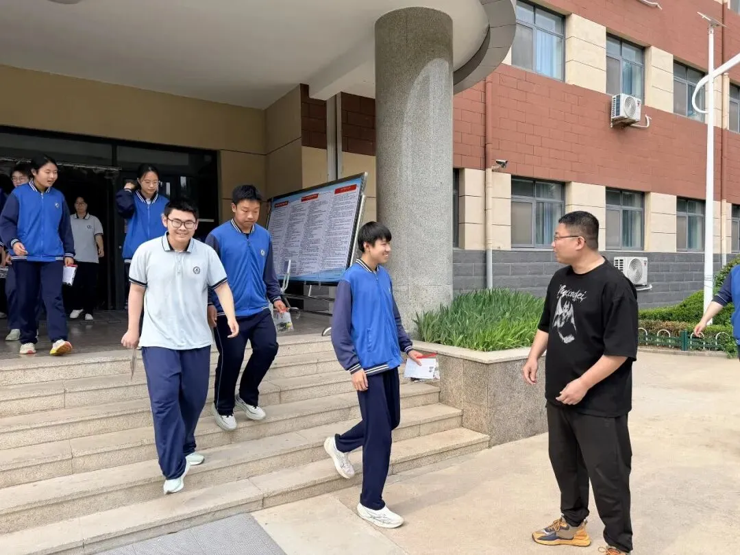 【全环境立德树人·中考纪实】少年扶摇正当时 笔揽星河赴青云——长岛第二实验学校暖心送考,为学子助威-第32张图片-四季读书网