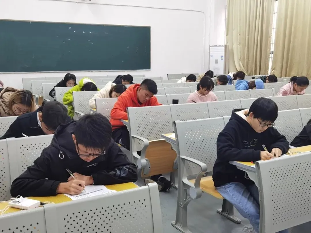 知行驱动 | 政法学院顺利举行英语四级模拟考试-第3张图片-四季读书网