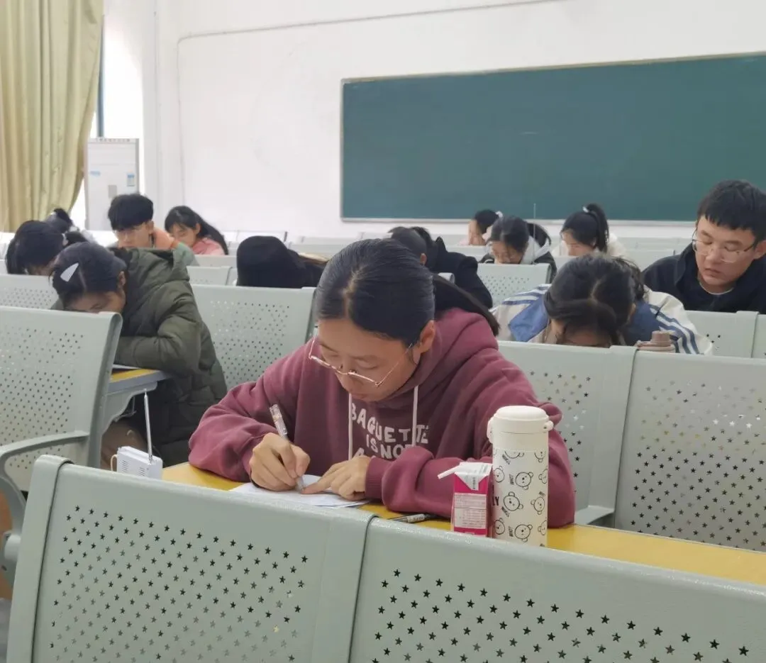 知行驱动 | 政法学院顺利举行英语四级模拟考试-第4张图片-四季读书网