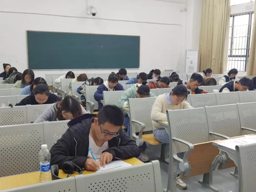 知行驱动 | 政法学院顺利举行英语四级模拟考试-第5张图片-四季读书网