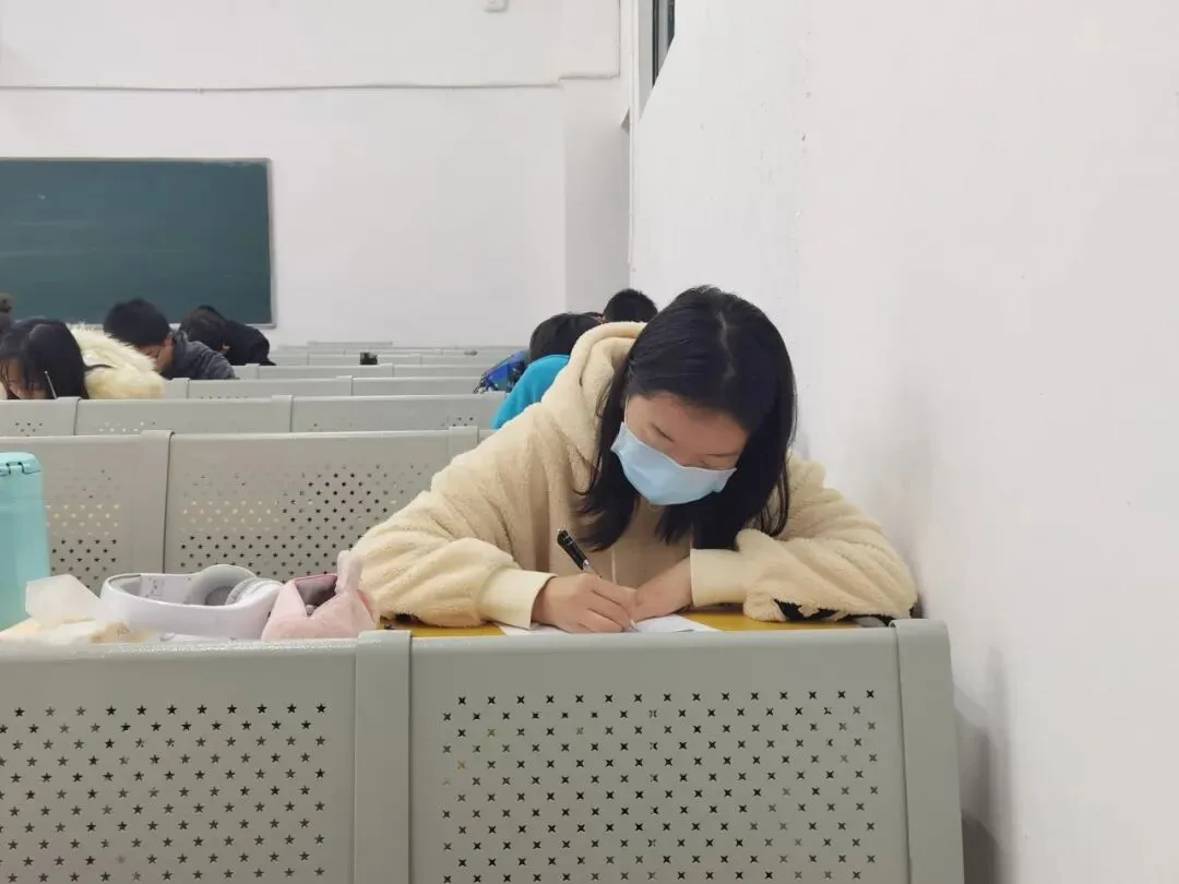 知行驱动 | 政法学院顺利举行英语四级模拟考试-第6张图片-四季读书网