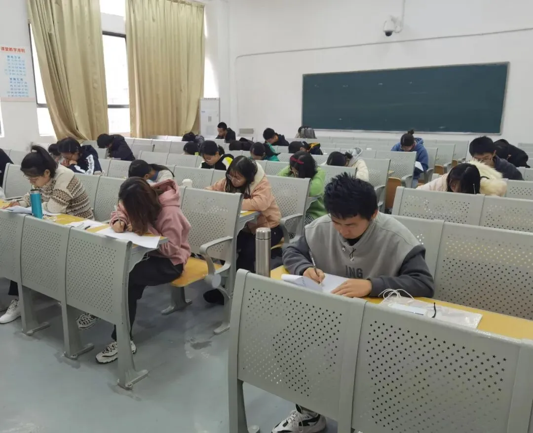 知行驱动 | 政法学院顺利举行英语四级模拟考试-第7张图片-四季读书网