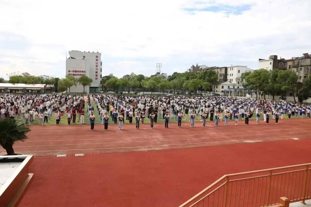 凌云少年志,逐梦六月天——湖南中学举行中考壮行主题升旗仪式-第5张图片-四季读书网 凌云少年志,逐梦六月天——湖南中学举行中考壮行主题升旗仪式-第5张图片-四季读书网