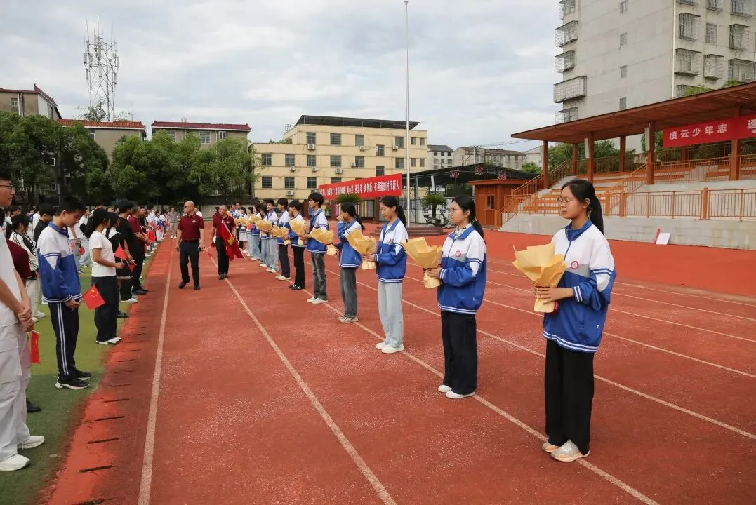 凌云少年志,逐梦六月天——湖南中学举行中考壮行主题升旗仪式-第26张图片-四季读书网 凌云少年志,逐梦六月天——湖南中学举行中考壮行主题升旗仪式-第26张图片-四季读书网