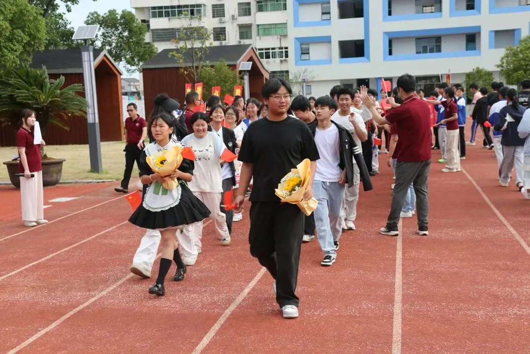 凌云少年志,逐梦六月天——湖南中学举行中考壮行主题升旗仪式-第28张图片-四季读书网 凌云少年志,逐梦六月天——湖南中学举行中考壮行主题升旗仪式-第28张图片-四季读书网