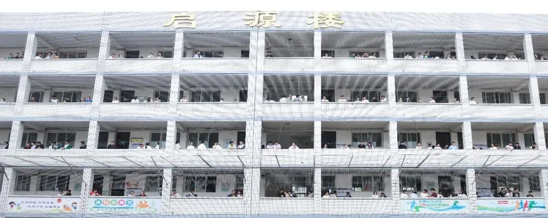 中考落幕|藏蓝守护,不负少年逐梦时-第4张图片-四季读书网