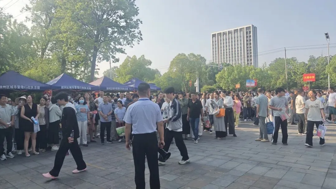中考现场 | 考场内奋笔疾书,考场外“火焰蓝”硬核守护!-第10张图片-四季读书网 中考现场 | 考场内奋笔疾书,考场外“火焰蓝”硬核守护!-第10张图片-四季读书网