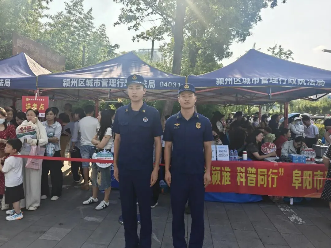中考现场 | 考场内奋笔疾书,考场外“火焰蓝”硬核守护!-第14张图片-四季读书网 中考现场 | 考场内奋笔疾书,考场外“火焰蓝”硬核守护!-第14张图片-四季读书网