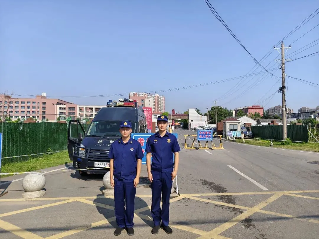 中考现场 | 考场内奋笔疾书,考场外“火焰蓝”硬核守护!-第19张图片-四季读书网 中考现场 | 考场内奋笔疾书,考场外“火焰蓝”硬核守护!-第19张图片-四季读书网
