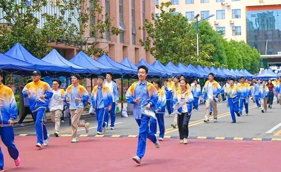 刚刚!中考结束!这一幕幕……-第12张图片-四季读书网 刚刚!中考结束!这一幕幕……-第12张图片-四季读书网