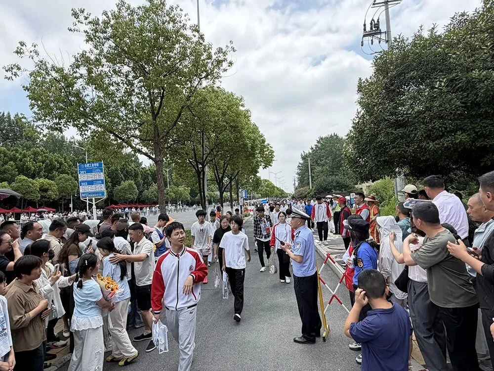 中考首日,磨店社区暖心护航-第34张图片-四季读书网 中考首日,磨店社区暖心护航-第34张图片-四季读书网