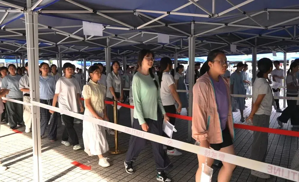 中考开考!崇州4410名考生参加-第8张图片-四季读书网