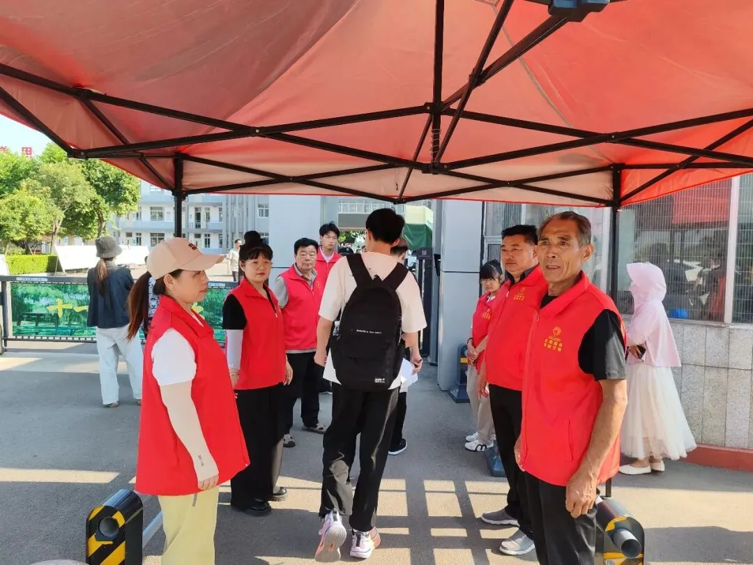 志愿护航中考——滕州市学雷锋志愿者联合会单位会员级索镇社区社会组织联合会助力市第十一中学学子赶考-第7张图片-四季读书网 志愿护航中考——滕州市学雷锋志愿者联合会单位会员级索镇社区社会组织联合会助力市第十一中学学子赶考-第7张图片-四季读书网