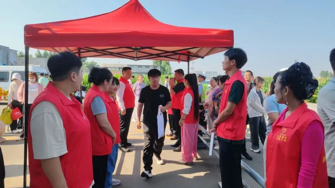 志愿护航中考——滕州市学雷锋志愿者联合会单位会员级索镇社区社会组织联合会助力市第十一中学学子赶考-第8张图片-四季读书网 志愿护航中考——滕州市学雷锋志愿者联合会单位会员级索镇社区社会组织联合会助力市第十一中学学子赶考-第8张图片-四季读书网