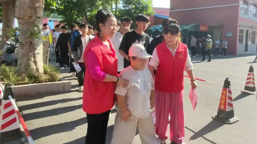 志愿护航中考——滕州市学雷锋志愿者联合会单位会员级索镇社区社会组织联合会助力市第十一中学学子赶考-第14张图片-四季读书网 志愿护航中考——滕州市学雷锋志愿者联合会单位会员级索镇社区社会组织联合会助力市第十一中学学子赶考-第14张图片-四季读书网