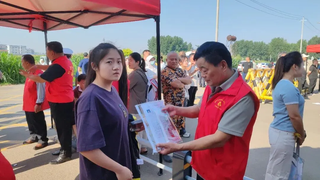 志愿护航中考——滕州市学雷锋志愿者联合会单位会员级索镇社区社会组织联合会助力市第十一中学学子赶考-第15张图片-四季读书网 志愿护航中考——滕州市学雷锋志愿者联合会单位会员级索镇社区社会组织联合会助力市第十一中学学子赶考-第15张图片-四季读书网