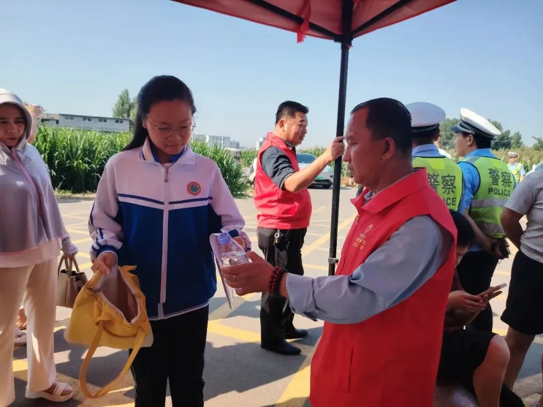志愿护航中考——滕州市学雷锋志愿者联合会单位会员级索镇社区社会组织联合会助力市第十一中学学子赶考-第19张图片-四季读书网 志愿护航中考——滕州市学雷锋志愿者联合会单位会员级索镇社区社会组织联合会助力市第十一中学学子赶考-第19张图片-四季读书网